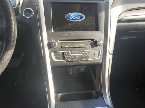 Used 2017 Ford Fusion SE w/ Fusion SE Technology Package image 12