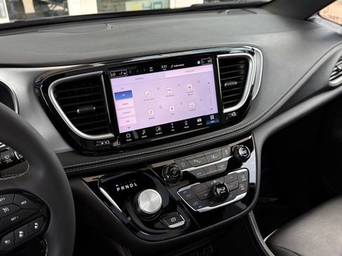 Used 2025 Chrysler Pacifica Limited FWD image 49