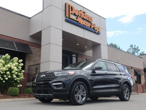 Used 2022 Ford Explorer XLT w/ Equipment Group 202A AWD/4WD image 37