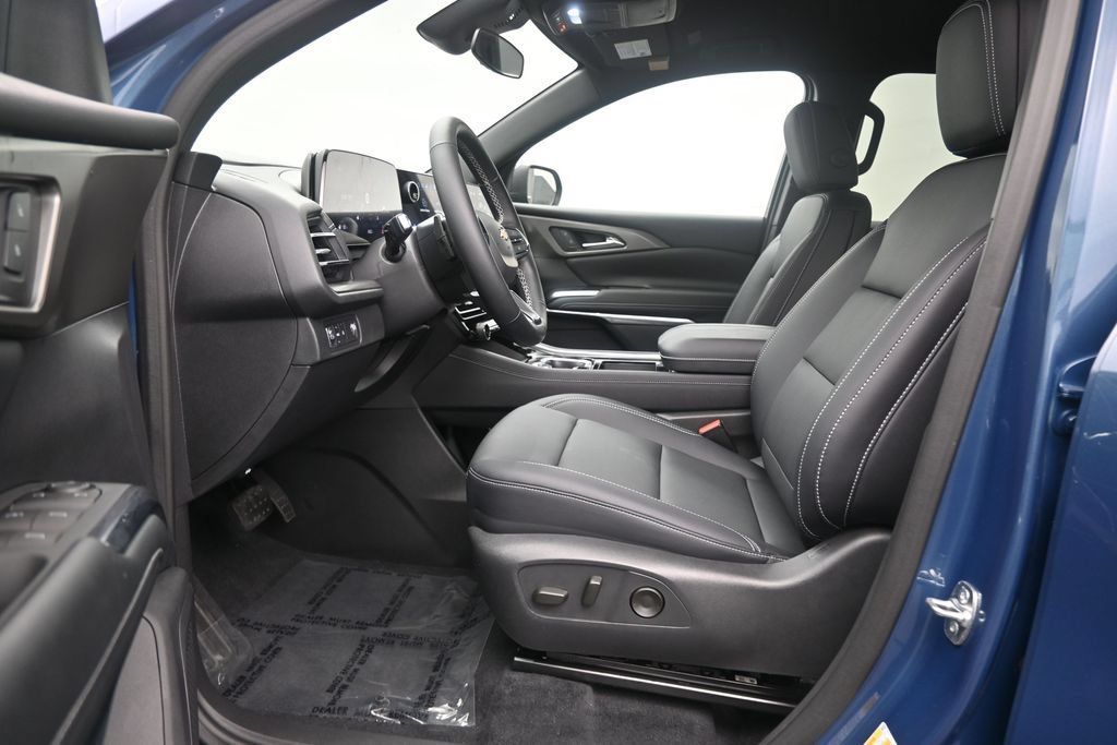 Used 2025 Chevrolet Traverse LT w/ Driver Confidence Package FWD image 16