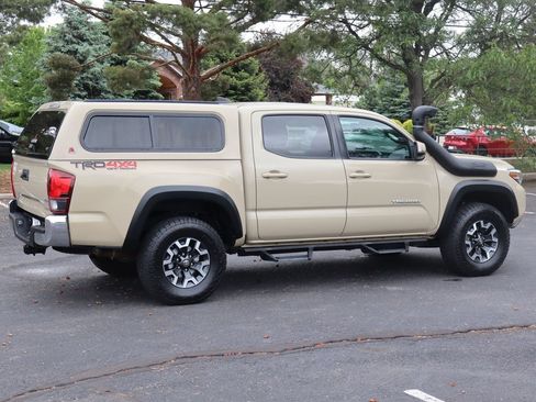Used 2019 Toyota Tacoma TRD Off-Road AWD/4WD image 4