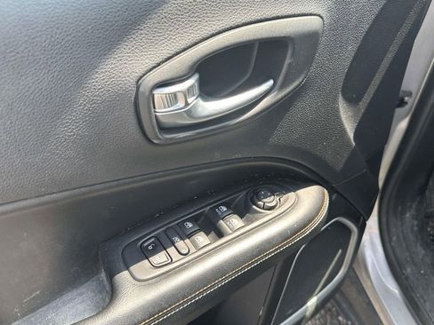 Used 2019 Jeep Compass Latitude w/ Cold Weather Group AWD/4WD image 17