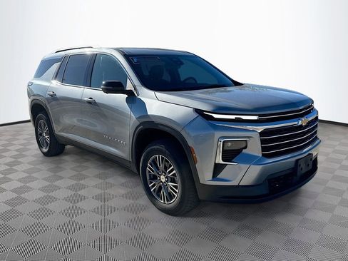 Used 2024 Chevrolet Traverse LT image 3