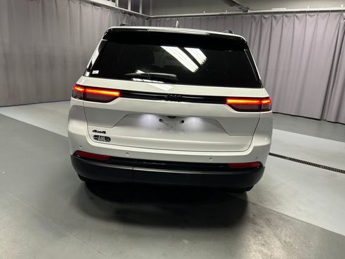 Used 2024 Jeep Grand Cherokee Altitude image 6