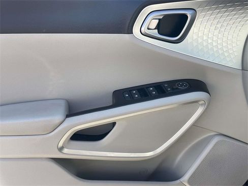 Used 2023 Kia Soul LX w/ LX Technology Package image 24