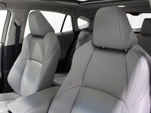 Used 2021 Toyota Venza Limited image 4