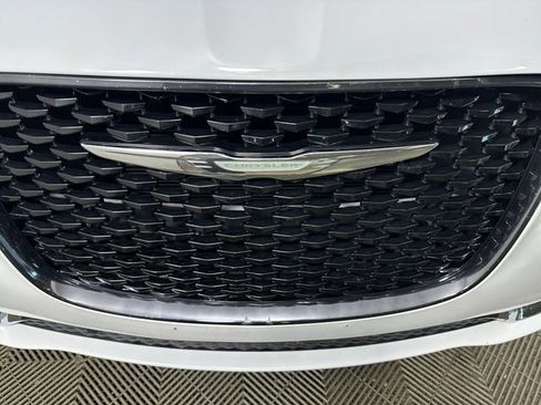 Used 2018 Chrysler 300 S w/ 300S Premium Group AWD/4WD image 9
