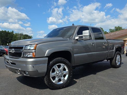Used 2006 Chevrolet Silverado 2500 LT w/ Heavy-Duty Power Package AWD/4WD image 1