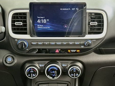 Used 2025 Hyundai Venue Limited FWD image 15