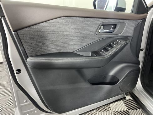 Used 2023 Nissan Rogue SV image 10