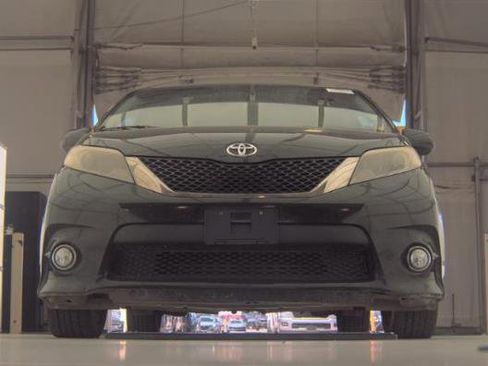 Used 2017 Toyota Sienna SE FWD image 2