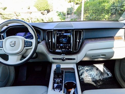 Used 2022 Volvo XC60 B5 Momentum w/ Advanced Package image 17