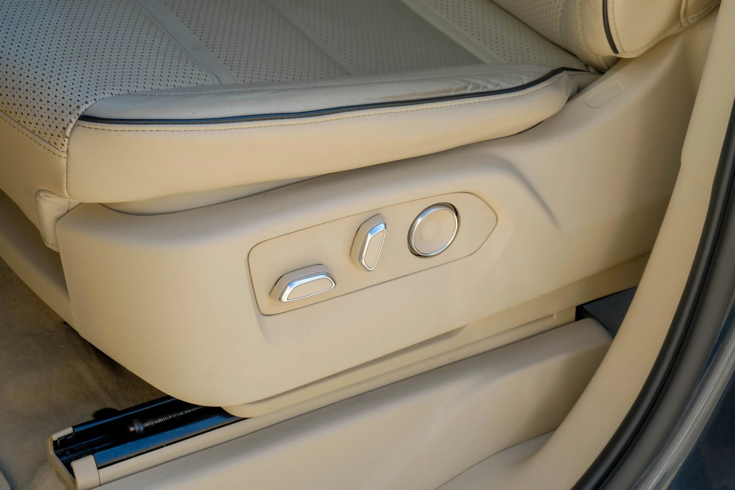 Used 2021 Cadillac Escalade Premium Luxury w/ Driver Assist Tech Package AWD/4WD image 36