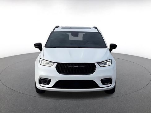 Used 2025 Chrysler Pacifica Limited image 4