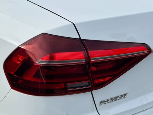 Used 2017 Volkswagen Passat 1.8T R-Line w/ R-Line Lighting Package image 15