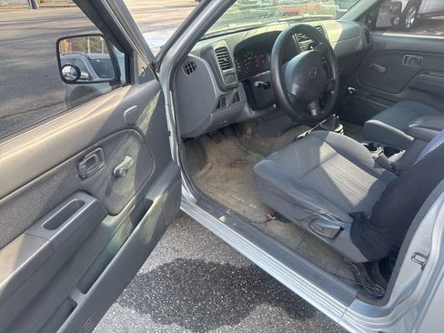 Used 2001 Nissan Frontier XE image 13