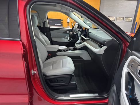 Used 2025 Ford Explorer Platinum w/ Ultimate Package image 21