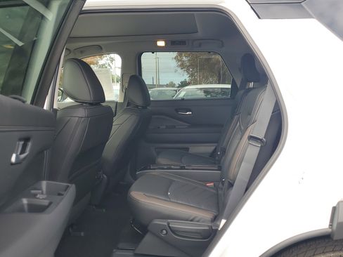 New 2025 Nissan Pathfinder Platinum image 9