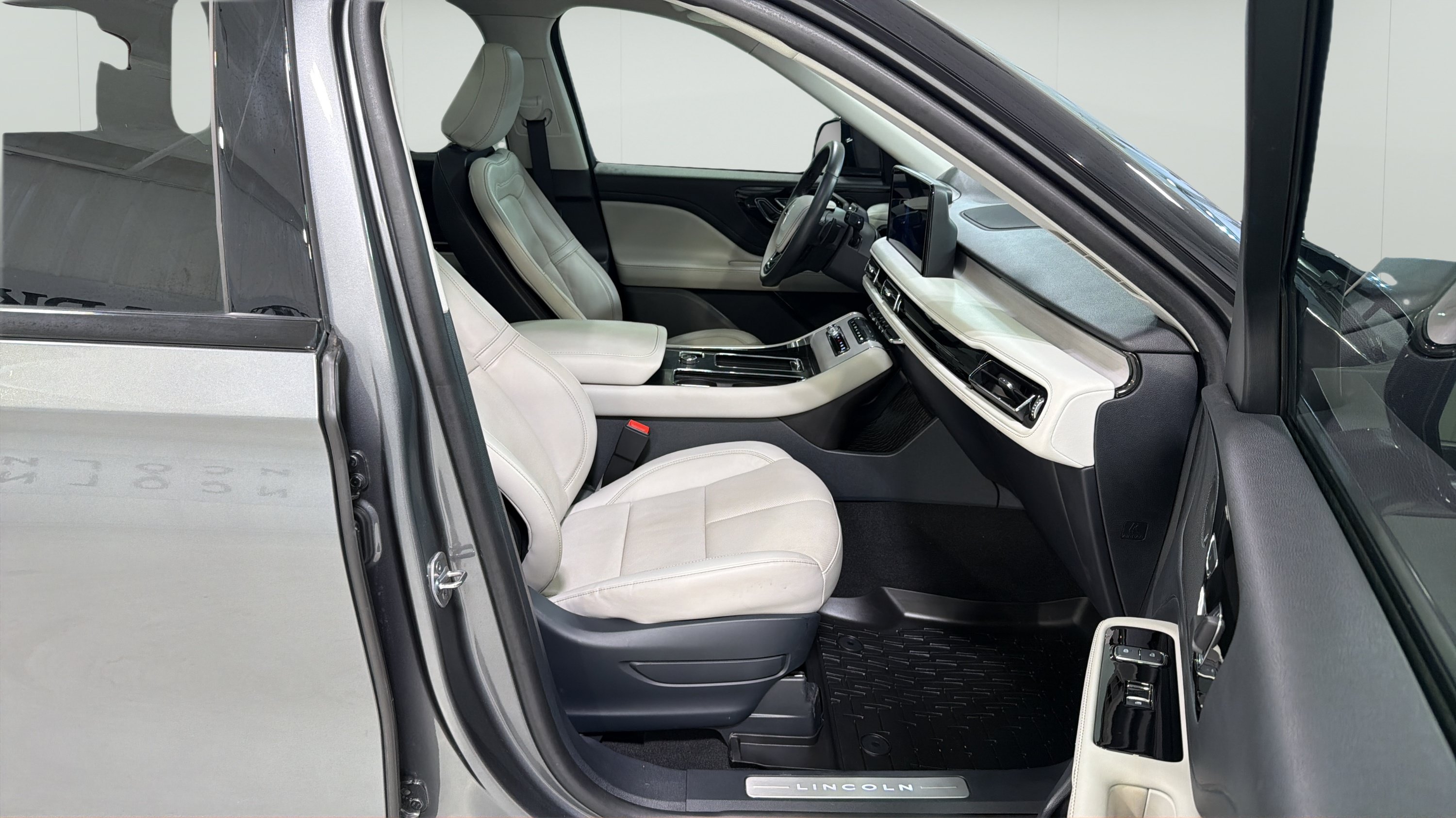 Used 2025 Lincoln Aviator Reserve w/ Jet Appearance Package RWD image 27