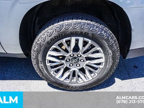 Used 2025 Chevrolet Suburban Z71 AWD/4WD image 17