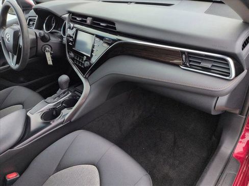 Used 2018 Toyota Camry LE image 20