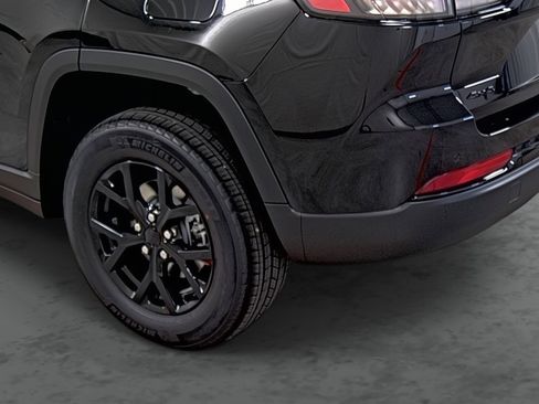 New 2025 Jeep Grand Cherokee Altitude image 9