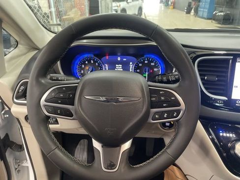 Used 2024 Chrysler Pacifica Touring-L image 20