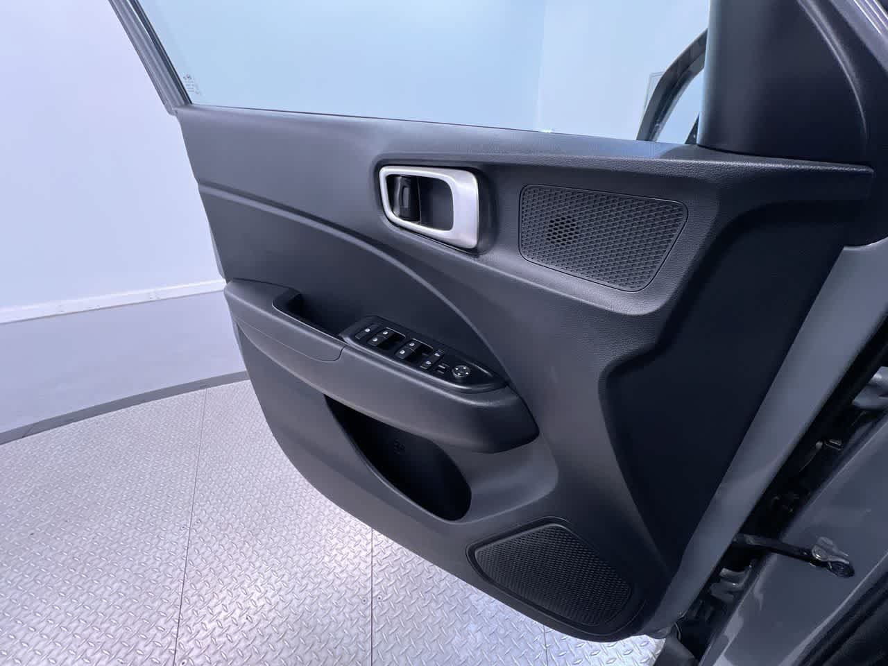 Used 2022 Hyundai Venue SEL FWD image 32