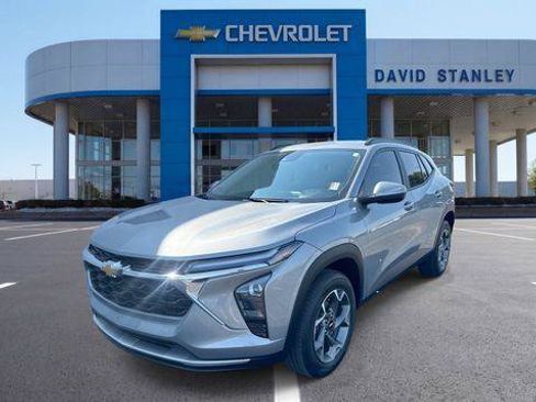 Used 2025 Chevrolet Trax LT w/ Driver Confidence Package FWD image 1