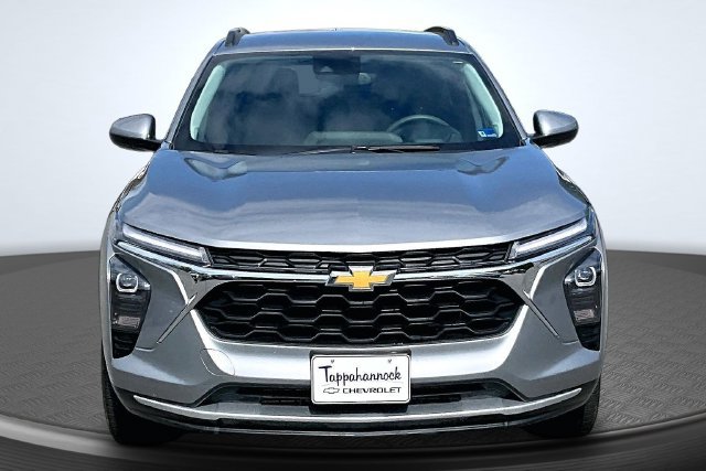Used 2025 Chevrolet Trax LT FWD image 2