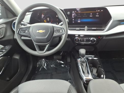 Used 2025 Chevrolet Trax LT FWD image 13