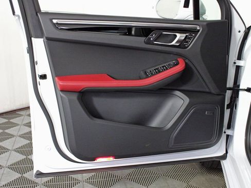 Certified 2025 Porsche Macan AWD/4WD image 14