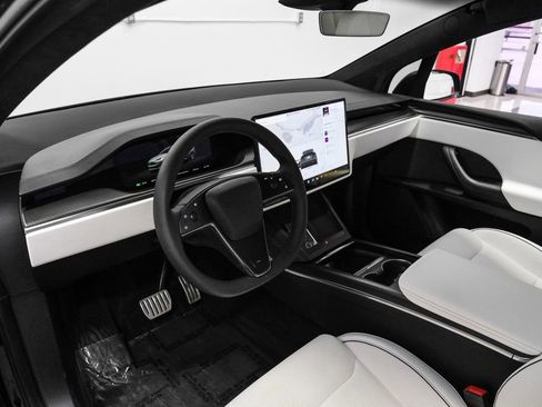 Used 2023 Tesla Model X Plaid image 3
