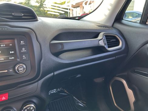 Used 2017 Jeep Renegade Latitude FWD image 20