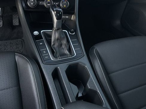 Certified 2023 Volkswagen Jetta SE w/ Panoramic Sunroof Package image 18