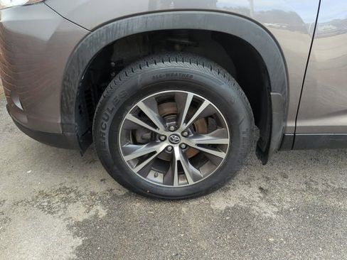 Used 2019 Toyota Highlander LE AWD/4WD image 27