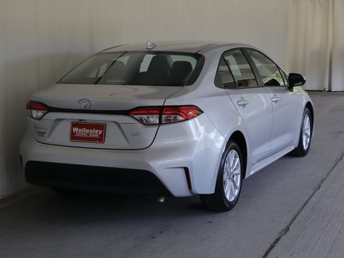 Used 2024 Toyota Corolla LE w/ LE Convenience Package FWD image 6