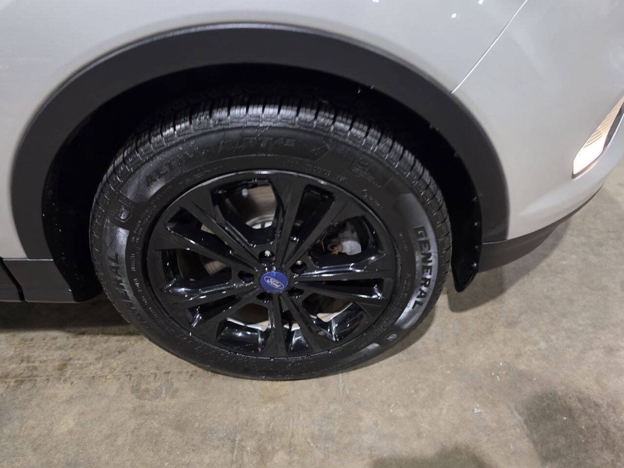 Used 2017 Ford Escape SE w/ Equipment Group 201A AWD/4WD image 19