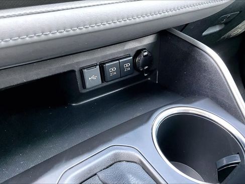 Used 2021 Toyota Highlander XLE FWD image 32