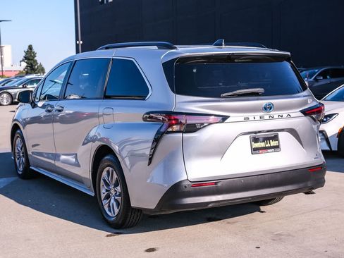 Certified 2024 Toyota Sienna XLE FWD image 6