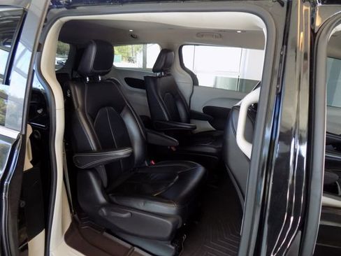 Used 2022 Chrysler Pacifica Touring-L image 27