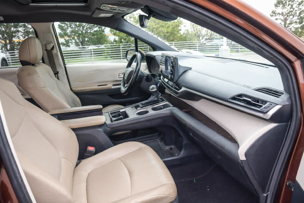 Used 2021 Toyota Sienna XLE FWD image 16