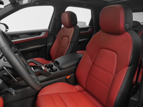 Used 2025 Porsche Cayenne S image 46