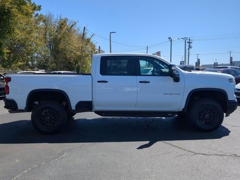 Used 2024 Chevrolet Silverado 2500 ZR2 w/ Technology Package AWD/4WD image 4