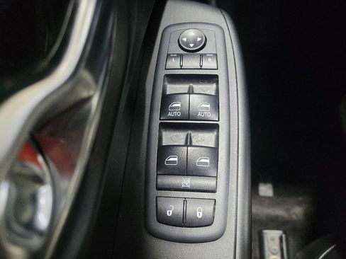 Used 2019 Jeep Cherokee Trailhawk image 27