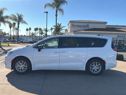 Used 2024 Chrysler Pacifica Touring-L image 5