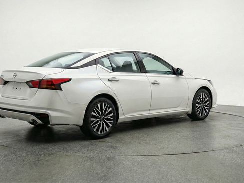 Used 2025 Nissan Altima 2.5 SV FWD image 9