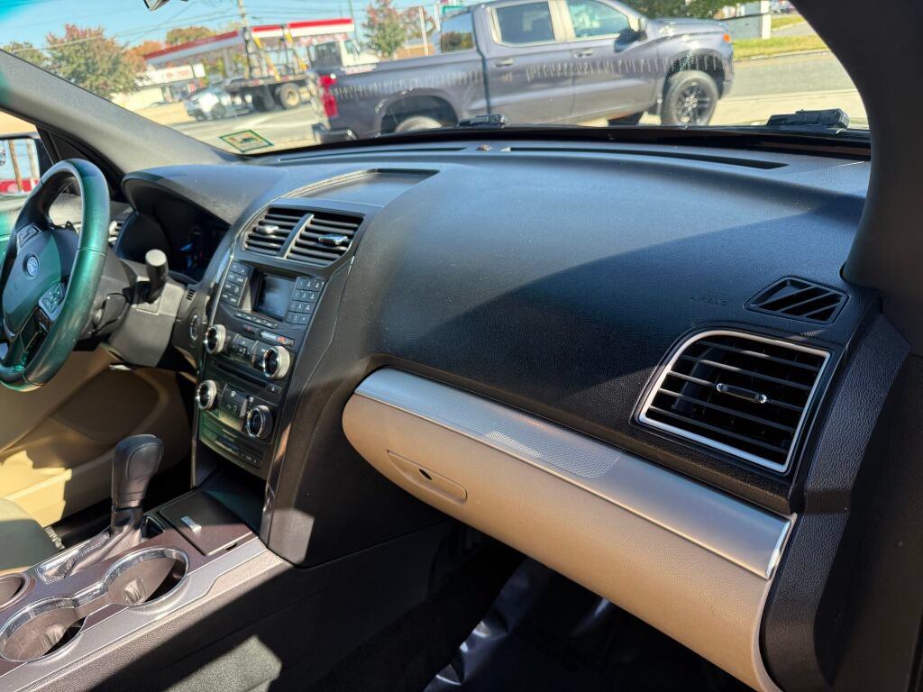 Used 2017 Ford Explorer XLT FWD image 28