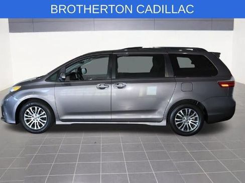 Used 2020 Toyota Sienna XLE w/ XLE Navigation Package FWD image 4