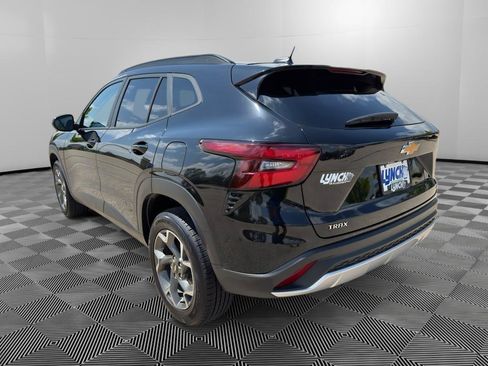 Used 2025 Chevrolet Trax LT FWD image 3